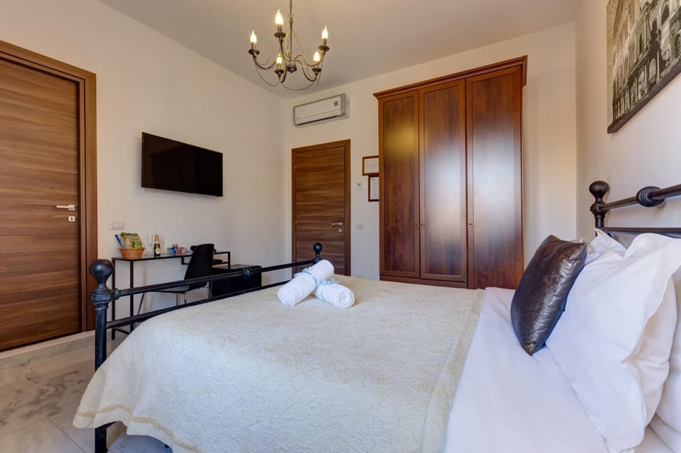 TV and multimedia, Photo of the whole room, Bedroom