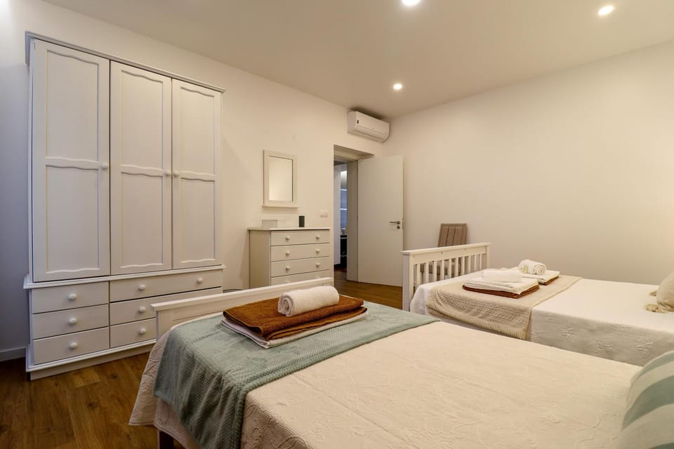 Bed, Photo of the whole room, Bedroom, air conditioner