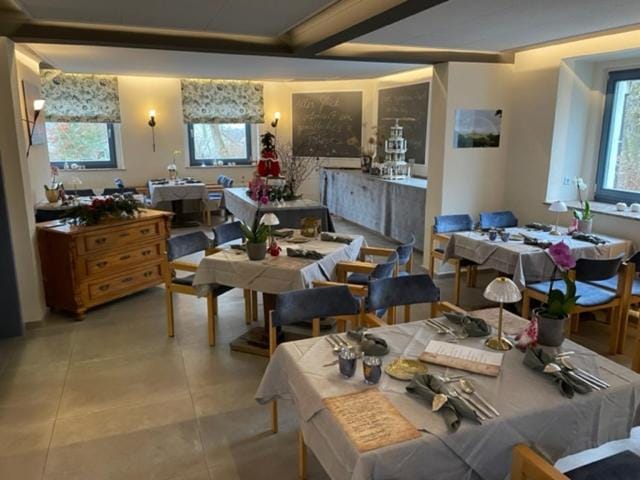 Restaurant/places to eat, Restaurant/places to eat
