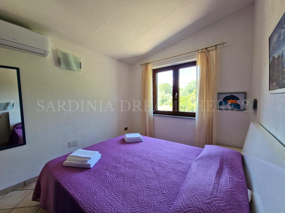 Photo of the whole room, Bedroom, air conditioner