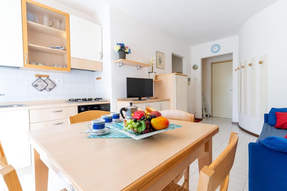 TV and multimedia, Kitchen or kitchenette, Living room, Dining area, stove