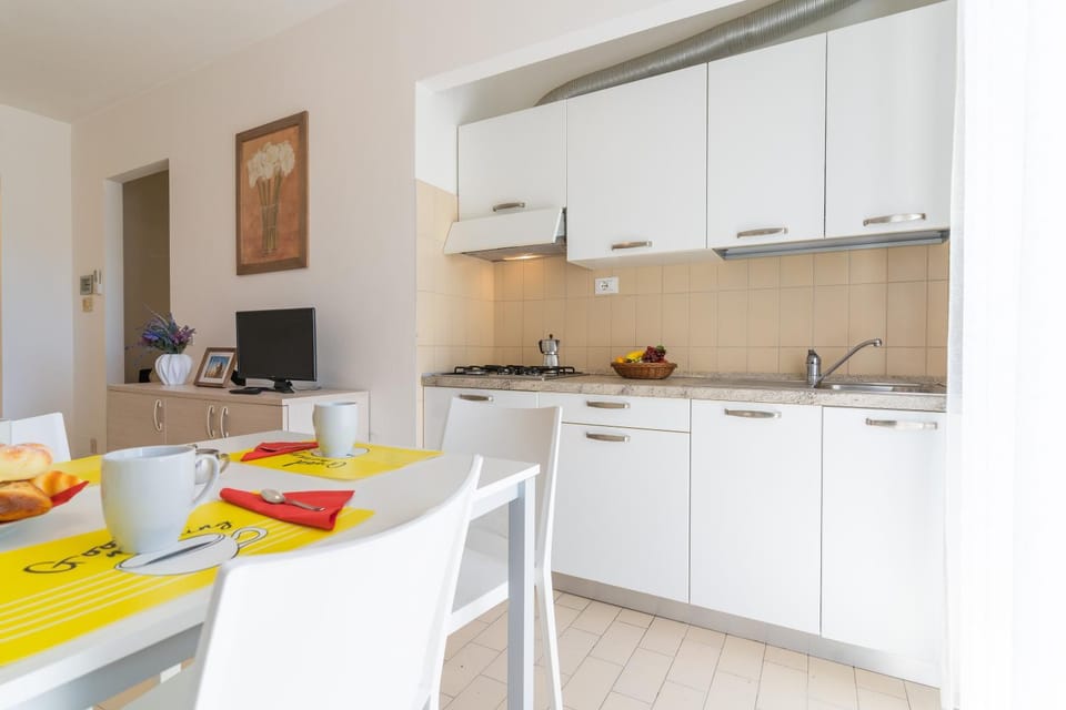 Kitchen or kitchenette, Dining area, stove