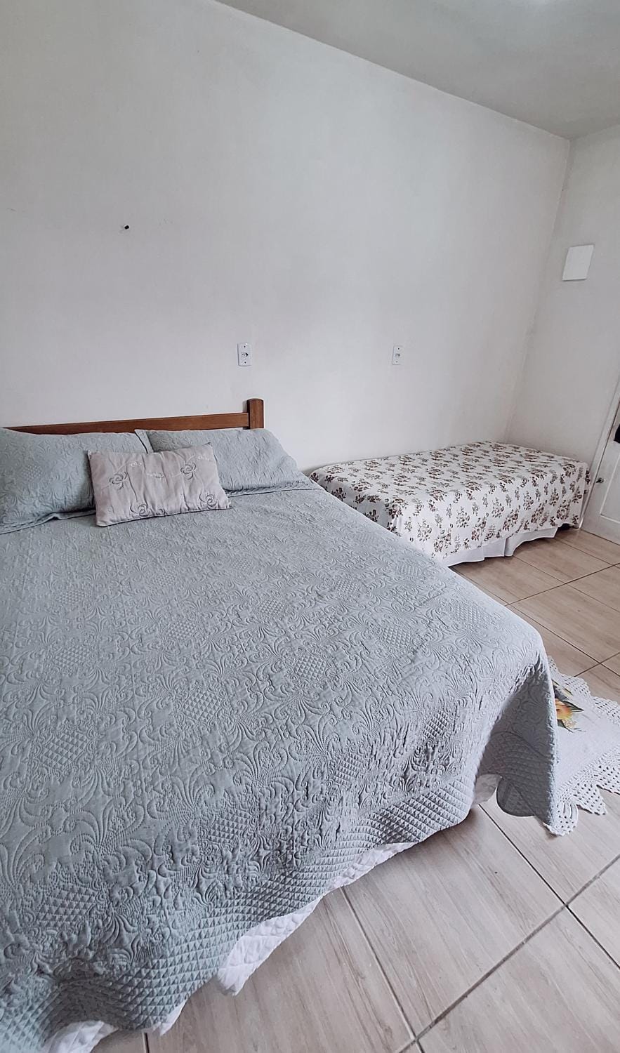 KITNET S1 em TORRES-RS - Na mais bela praia Gaúcha - Cozinha - Banheiro - Ar condicionado - TV e Wi-Fi - Estacionamento - Anfitriã Superhost no BnB House in State of Santa Catarina
