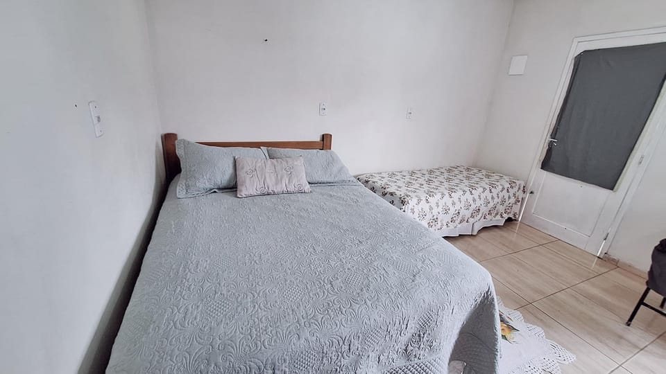 KITNET S1 em TORRES-RS - Na mais bela praia Gaúcha - Cozinha - Banheiro - Ar condicionado - TV e Wi-Fi - Estacionamento - Anfitriã Superhost no BnB House in State of Santa Catarina