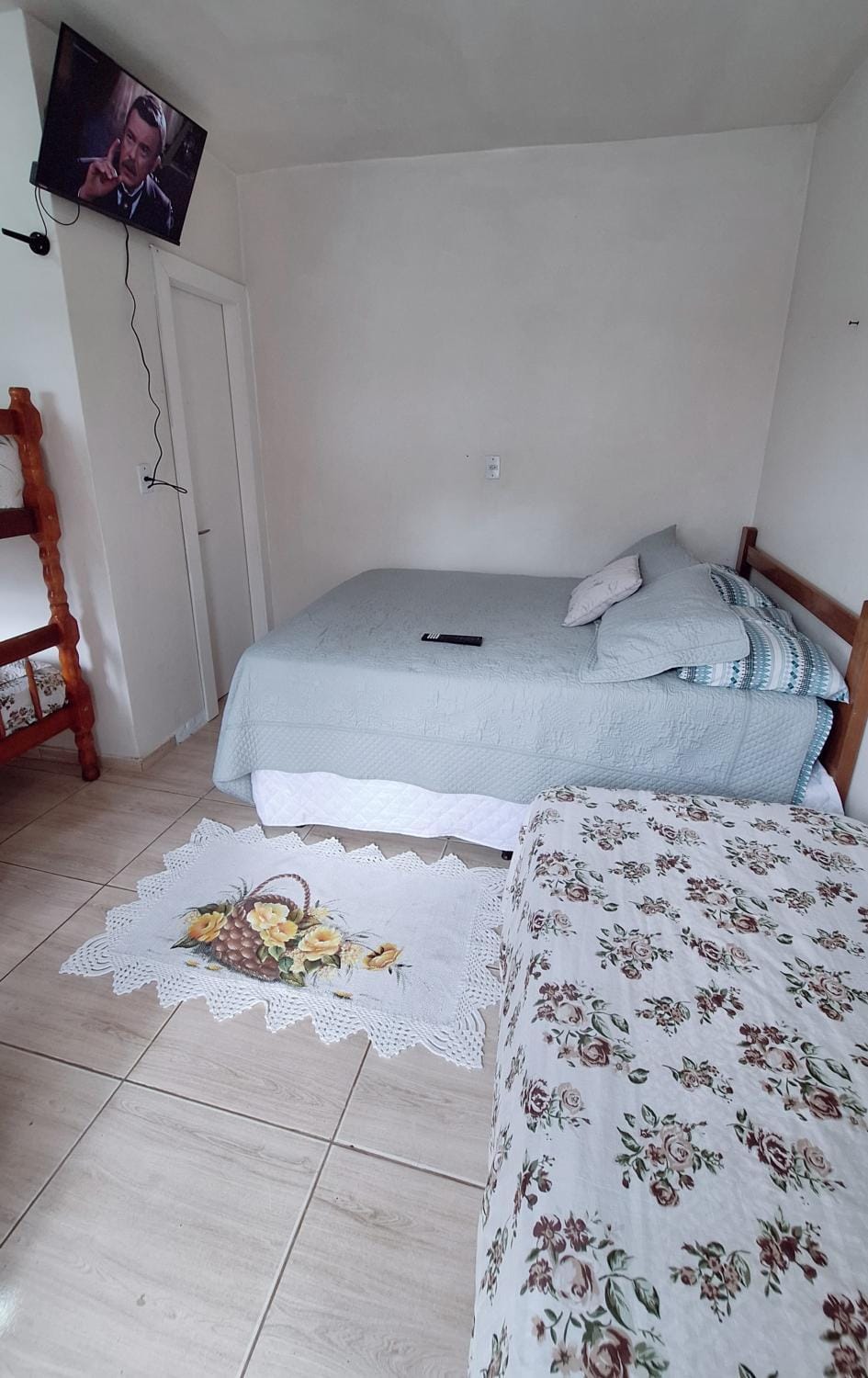 KITNET S1 em TORRES-RS - Na mais bela praia Gaúcha - Cozinha - Banheiro - Ar condicionado - TV e Wi-Fi - Estacionamento - Anfitriã Superhost no BnB House in State of Santa Catarina