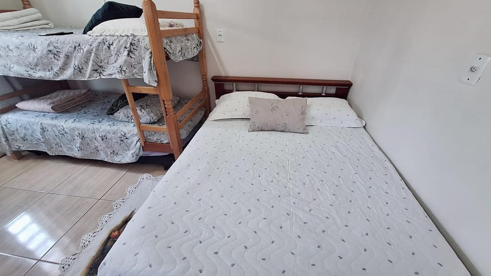 KITNET S2 em TORRES-RS - Na mais bela praia Gaúcha - Cozinha - Banheiro - Ar condicionado - TV smart 32' - Wi-Fi - Estacionamento - Anfitriã Superhost no BnB House in State of Santa Catarina