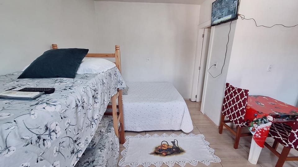 KITNET S2 em TORRES-RS - Na mais bela praia Gaúcha - Cozinha - Banheiro - Ar condicionado - TV smart 32' - Wi-Fi - Estacionamento - Anfitriã Superhost no BnB House in State of Santa Catarina