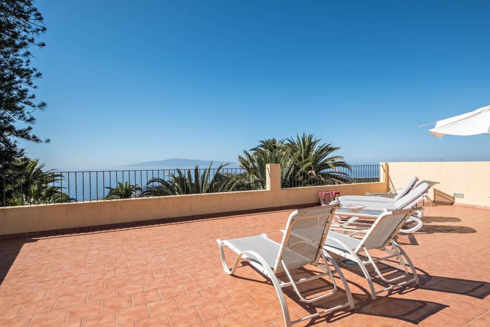 Property building, Balcony/Terrace, Living room