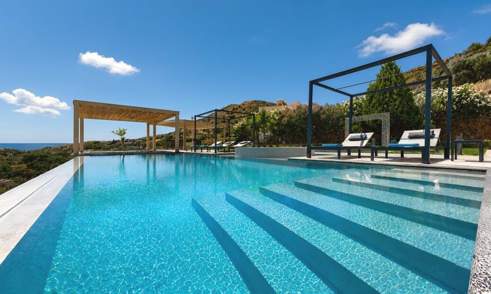 Day, Natural landscape, Pool view, Swimming pool, sunbed