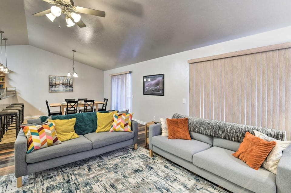 Cozy Anchorage Townhome < Half Mile to Jewel Lake! House in Anchorage