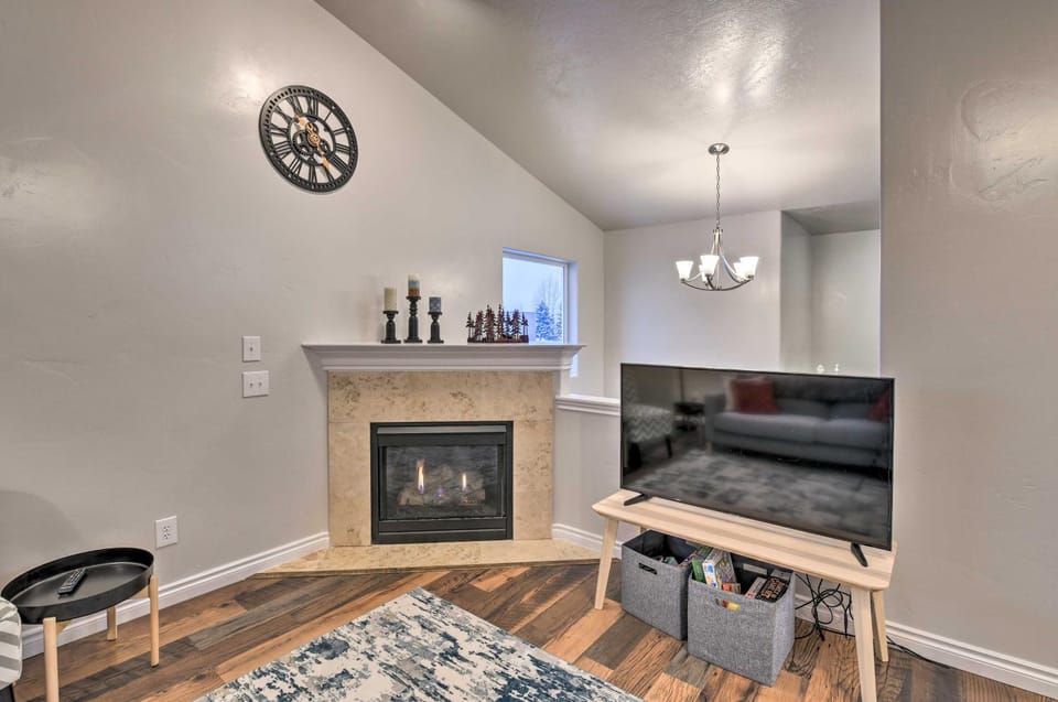 Cozy Anchorage Townhome < Half Mile to Jewel Lake! House in Anchorage