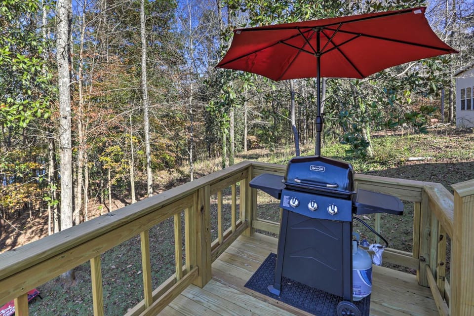 White Oak Creek Home w/ Views, Deck & Pool Access! House in Alabama