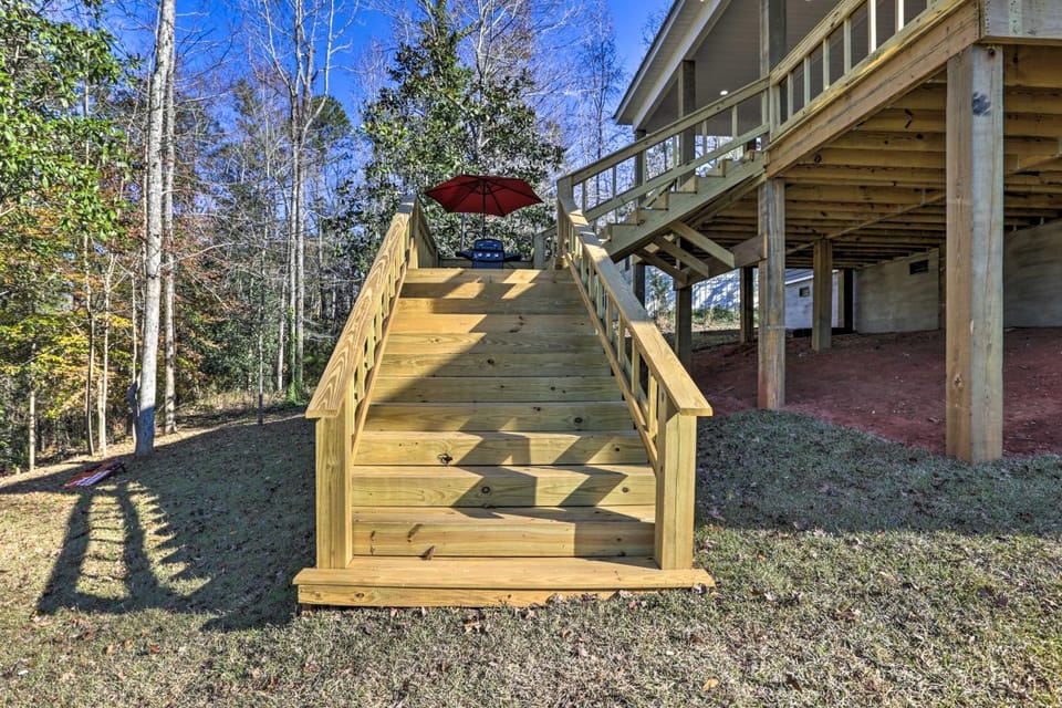 White Oak Creek Home w/ Views, Deck & Pool Access! House in Alabama