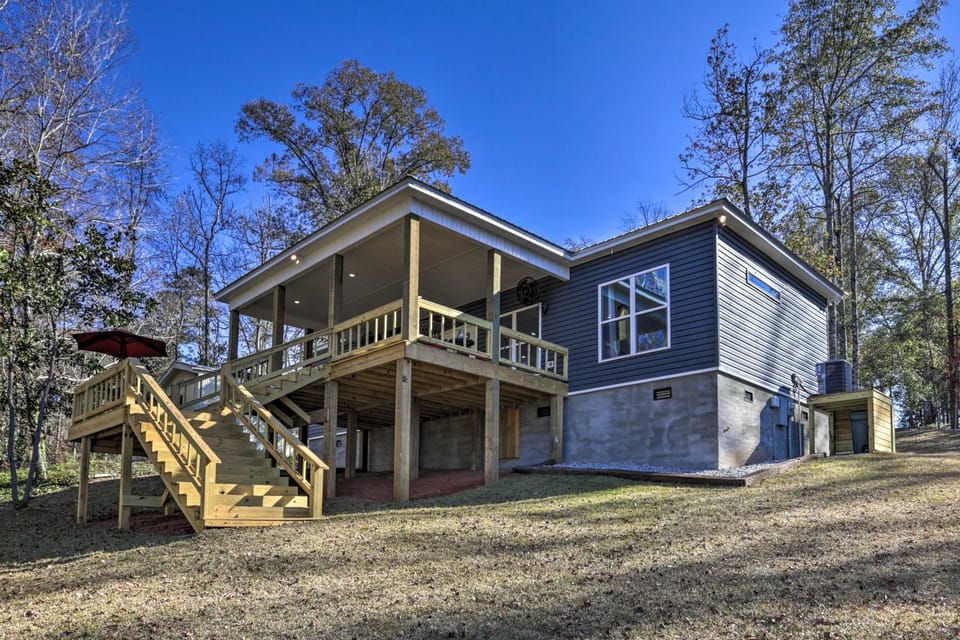 White Oak Creek Home w/ Views, Deck & Pool Access! House in Alabama
