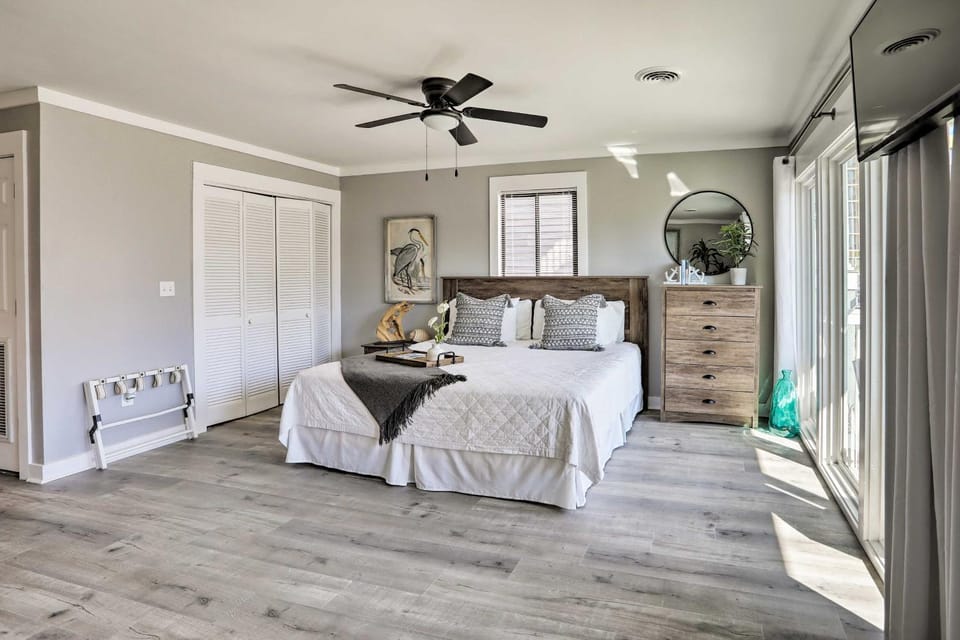 Walk to Surfside Beach: Studio w/ Covered Balcony Apartment in Surfside Beach
