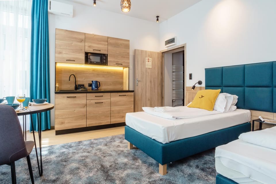 Bed, Kitchen or kitchenette, Living room, Photo of the whole room, Seating area, Dining area, Bedroom, air conditioner