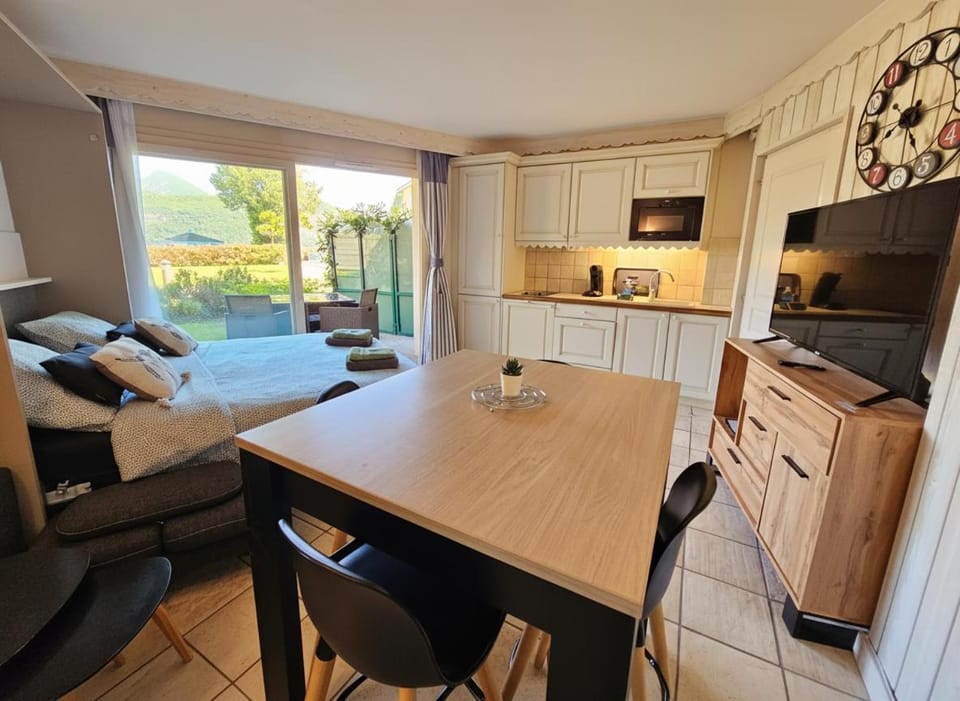 Patio, Coffee/tea facilities, Photo of the whole room, Dining area, Beach, Lake view, dishwasher, washing machine, kitchen, air conditioner