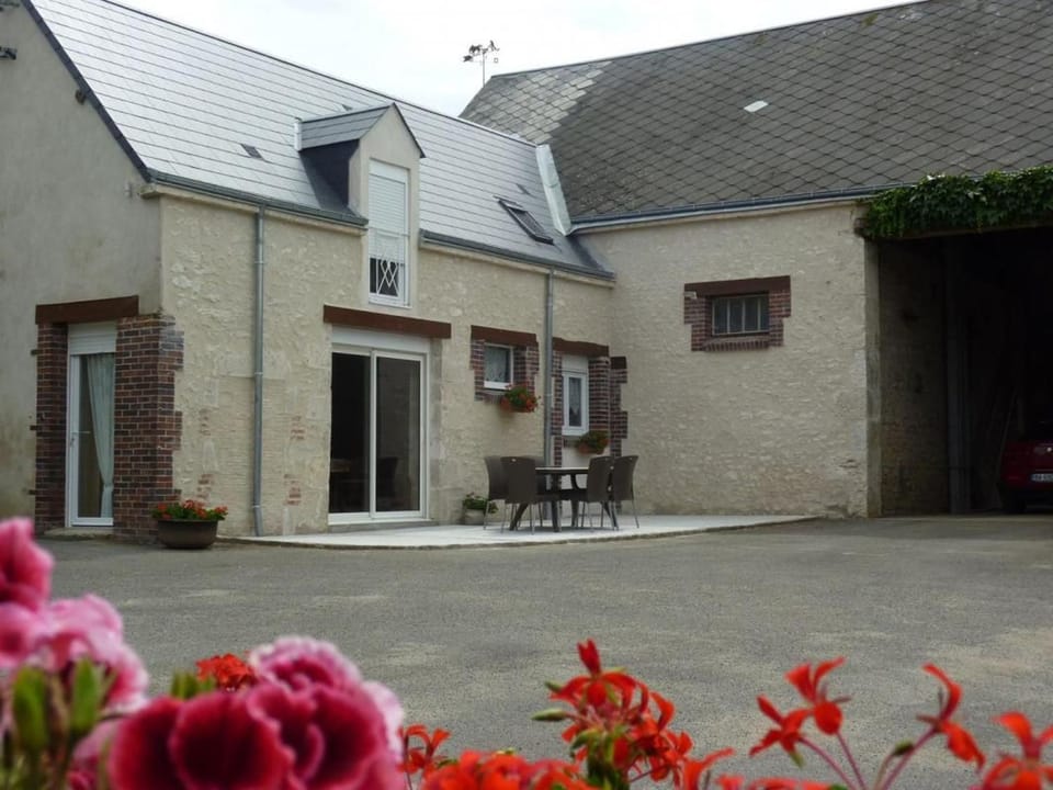 Gîte lumineux au cœur d'Épieds-en-Beauce, proche Orléans - Tout confort, animaux acceptés - FR-1-590-94 House in Centre-Val de Loire