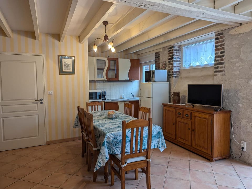 Gîte lumineux au cœur d'Épieds-en-Beauce, proche Orléans - Tout confort, animaux acceptés - FR-1-590-94 House in Centre-Val de Loire