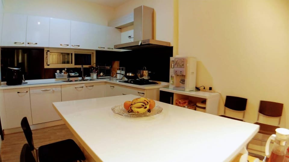 Kitchen or kitchenette, dishwasher, stove