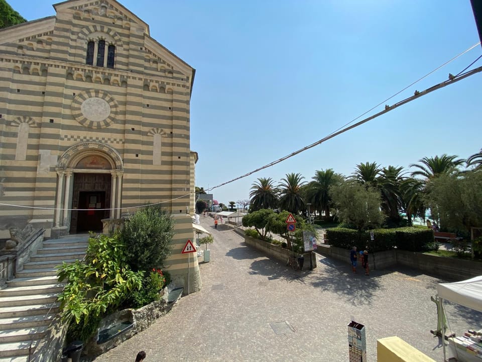 Nearby landmark, Neighbourhood, City view, Street view