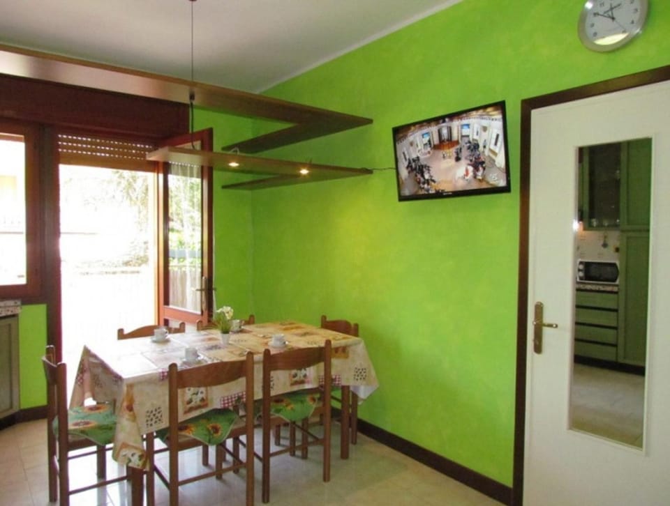 Communal lounge/ TV room, Seating area, Dining area