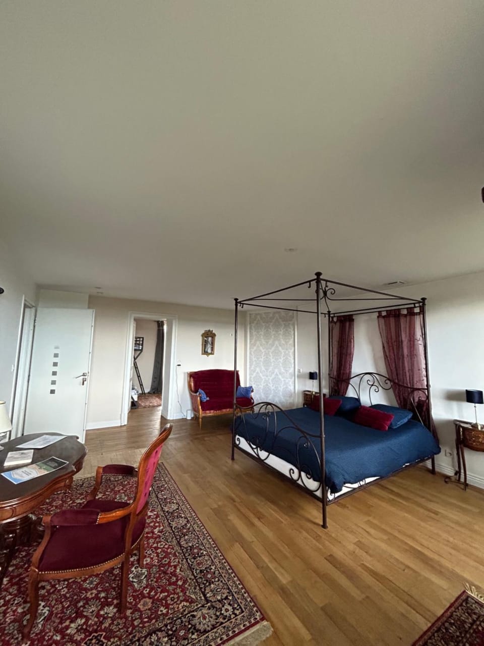 chambre romantique dans le château de la Bouchatte Bed and Breakfast in Auvergne-Rhône-Alpes