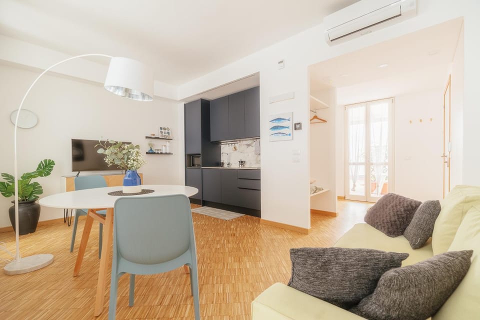Kitchen or kitchenette, Living room, Seating area, Dining area, air conditioner
