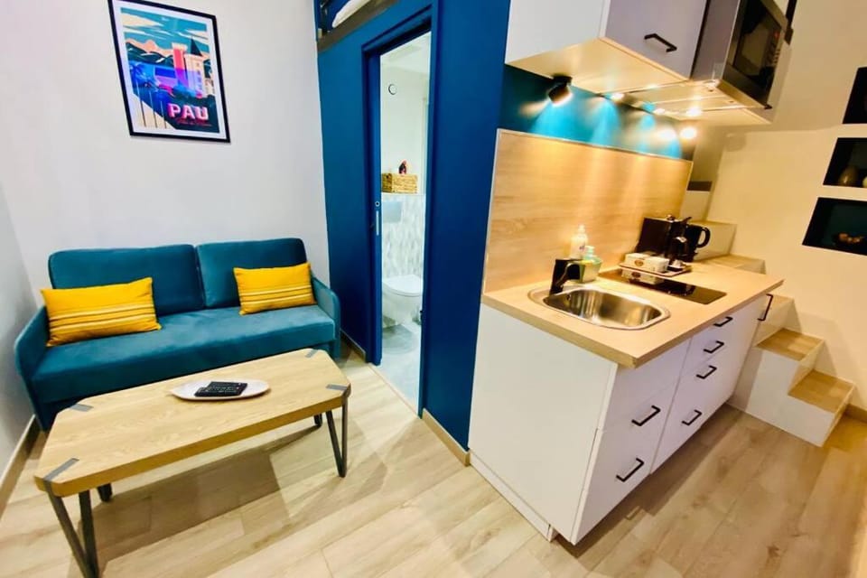 Kitchen or kitchenette, Living room, Seating area, Dining area