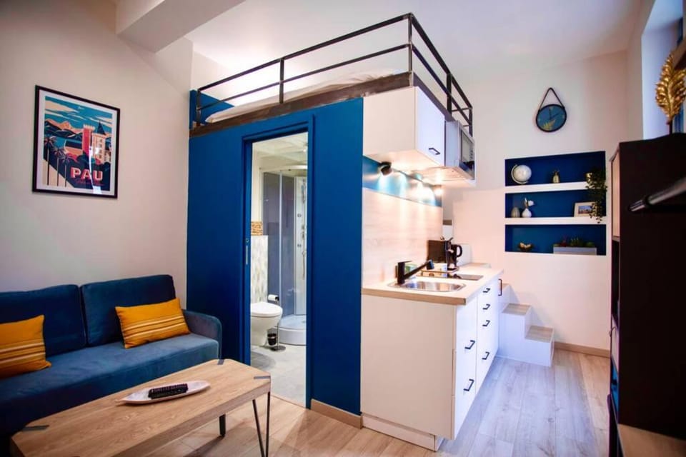 Bathroom, Kitchen or kitchenette, Living room, Seating area, Dining area