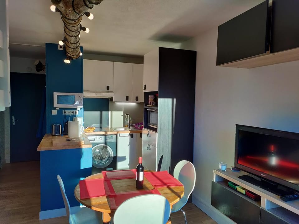 Communal lounge/ TV room, TV and multimedia, Kitchen or kitchenette, Dining area, Communal kitchen