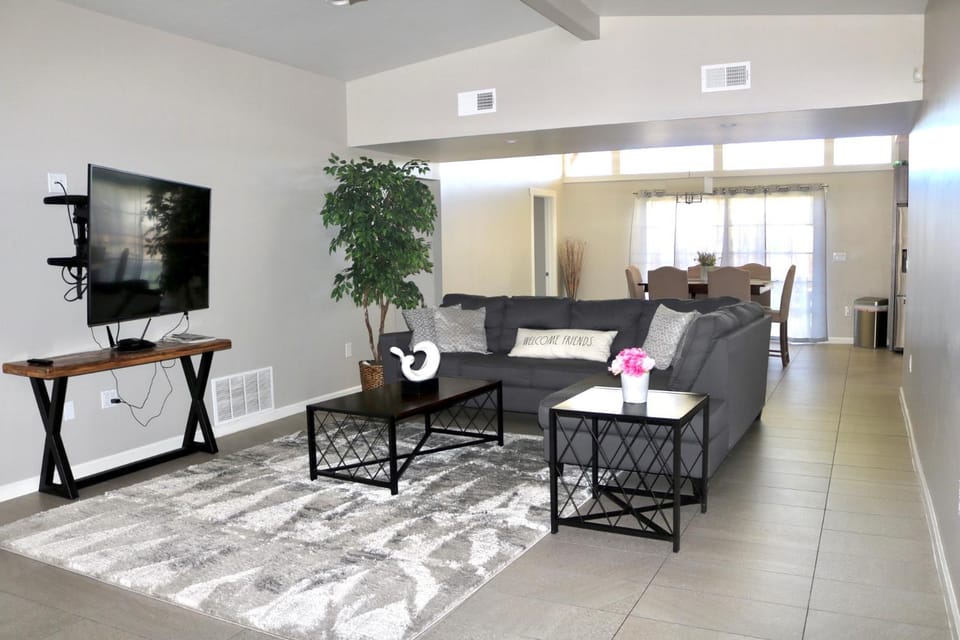 Communal lounge/ TV room, Living room, Evening entertainment