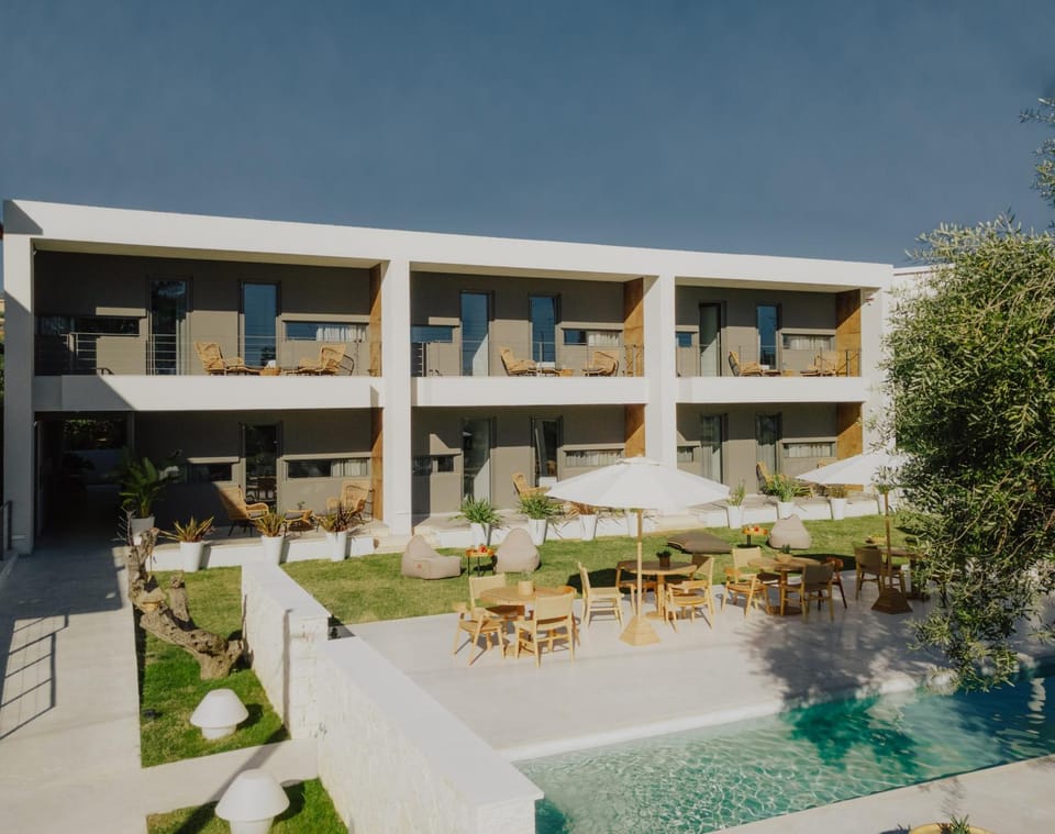 Property building, Patio, Day, Garden, Garden view, sunbed