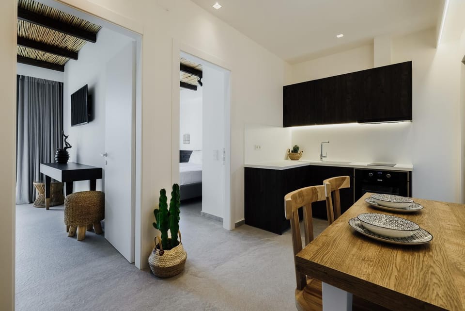 TV and multimedia, Kitchen or kitchenette, Photo of the whole room, Dining area