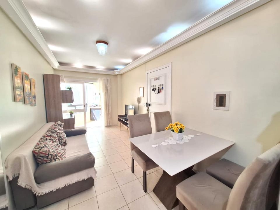 Apartamento na UBATUBA há 1 quadra do mar com AR Apartment in Tramandaí