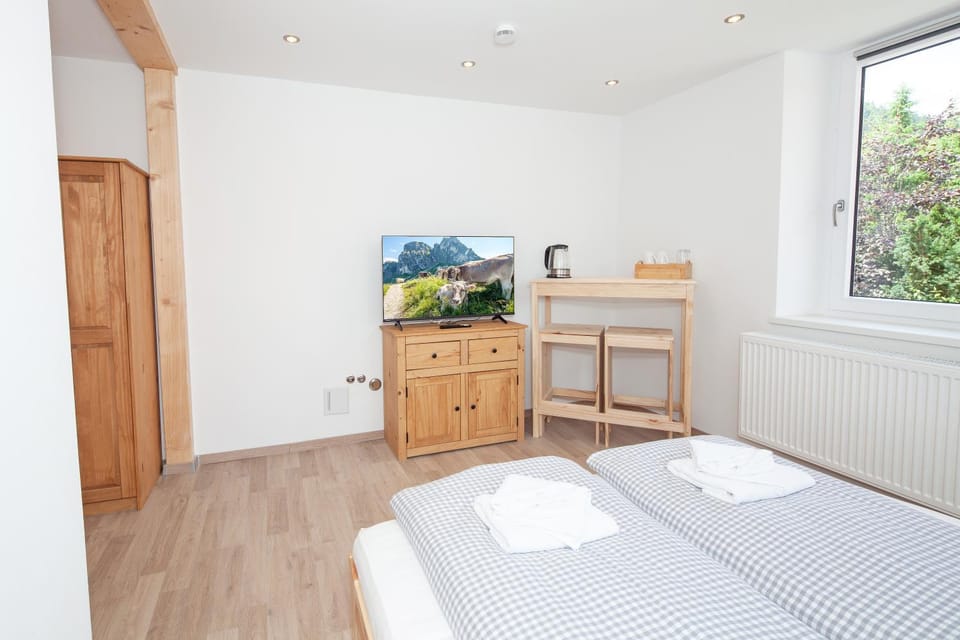 Bed, TV and multimedia, Photo of the whole room, Bedroom, wardrobe