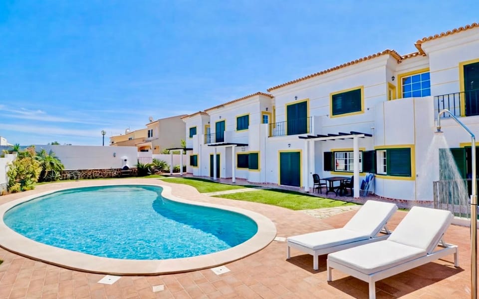 Swimming pool, sunbed