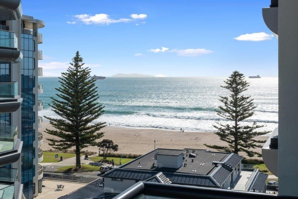 Superb Elevated Views of Harbour with Heated Pool, Gym & Parking Apartment in Bay Of Plenty