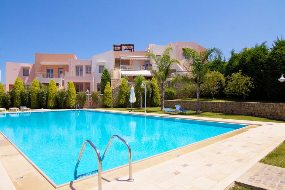 Property building, Garden, Swimming pool, Swimming pool