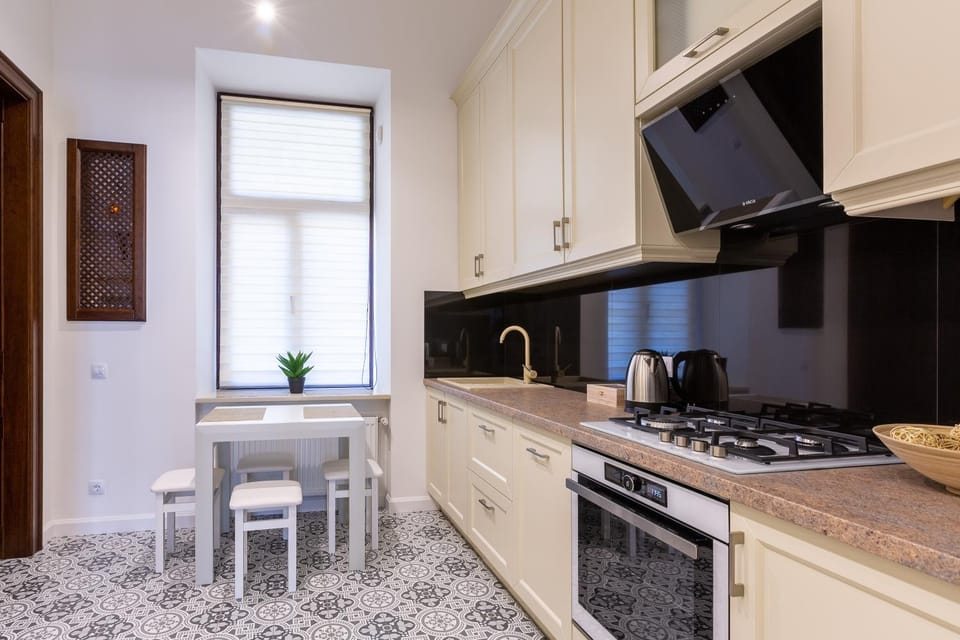 Kitchen or kitchenette, Dining area
