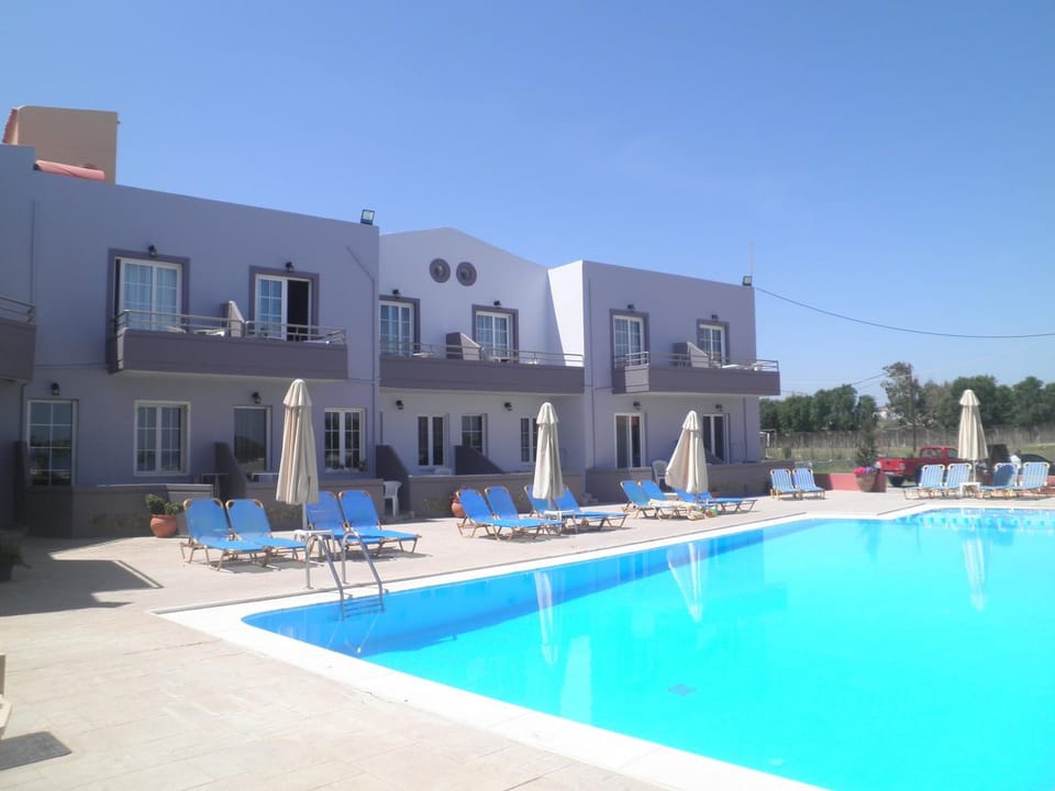 Property building, Fitness centre/facilities, Swimming pool