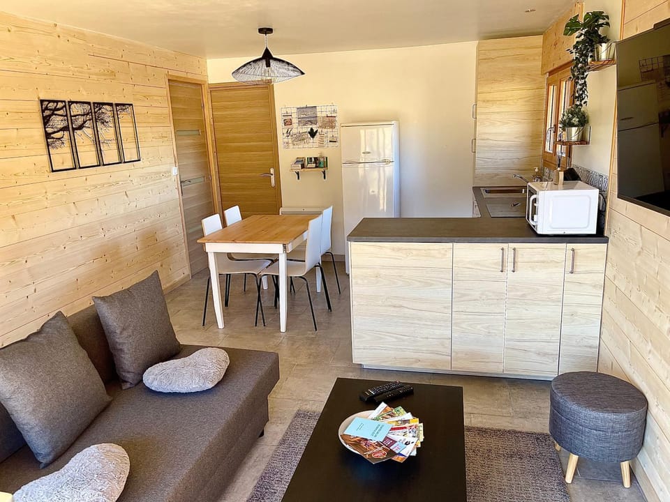 Kitchen or kitchenette, Living room