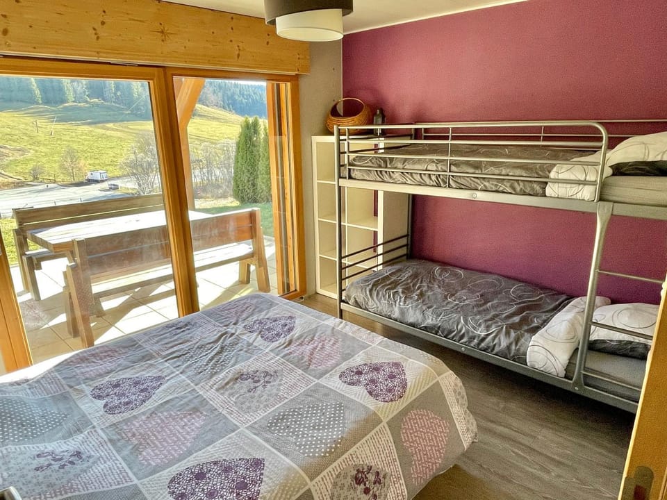 Bedroom, bunk bed
