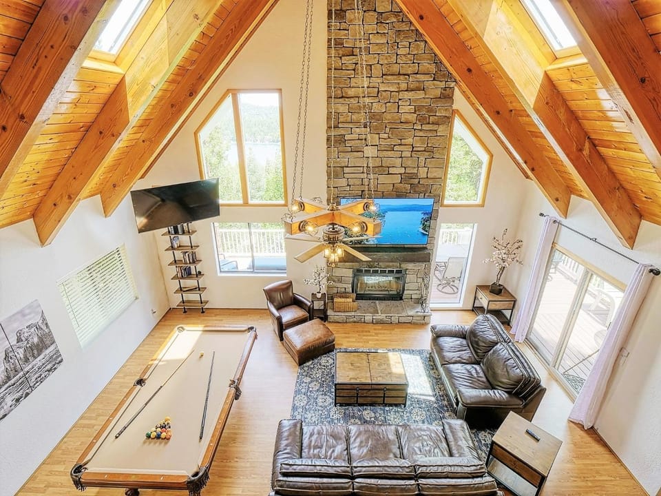 Communal lounge/ TV room, Billiard, Living room, Seating area, Lake view, Mountain view