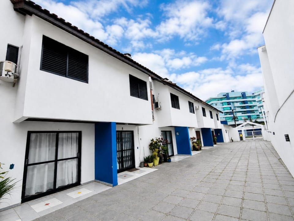 Triplex em Caiobá-Matinhos-Pr a 200 mt do mar Apartment in State of Paraná