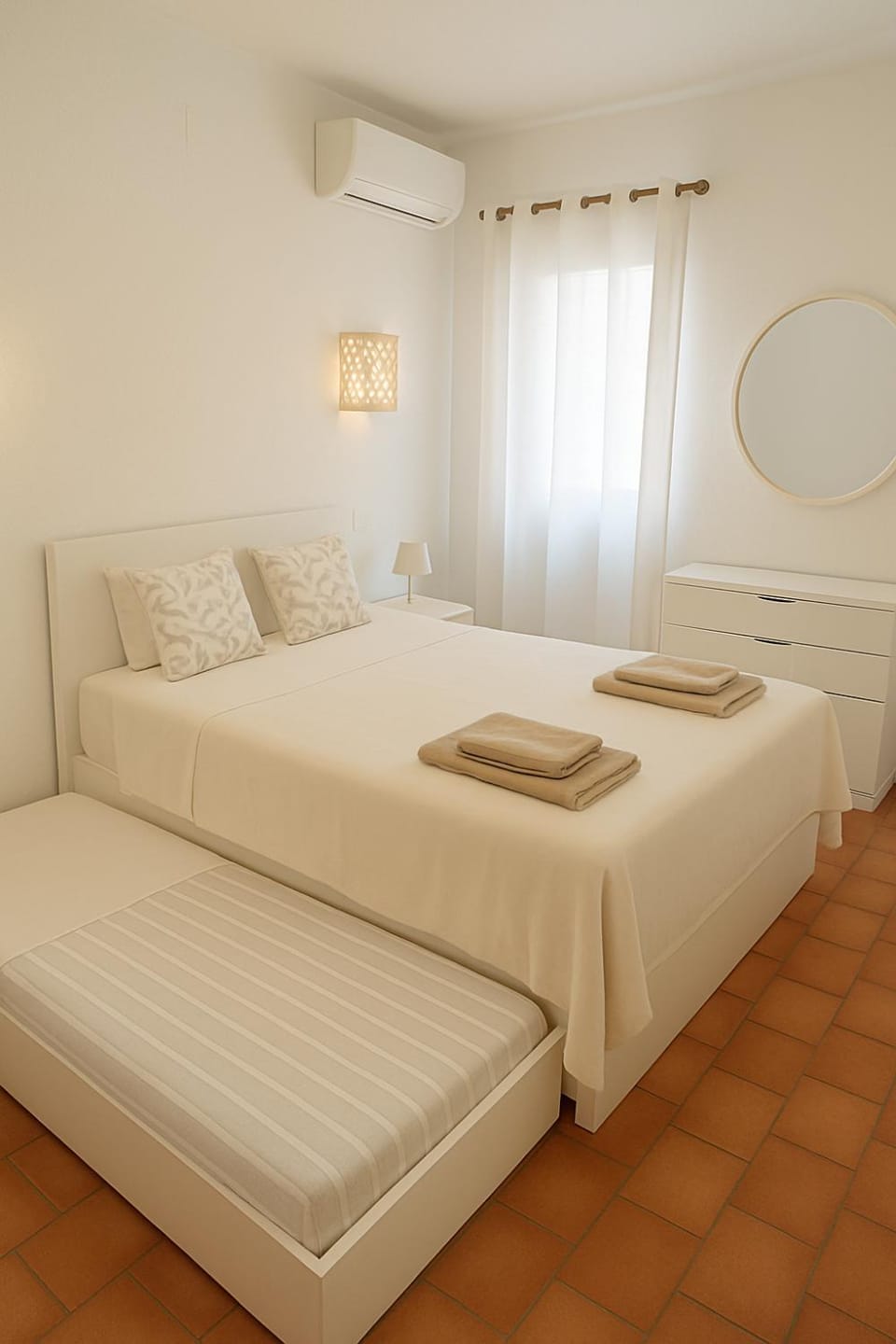 Bed, TV and multimedia, Bedroom, wardrobe, air conditioner