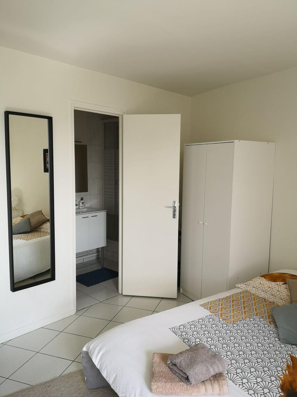 Bed, Photo of the whole room, Bedroom