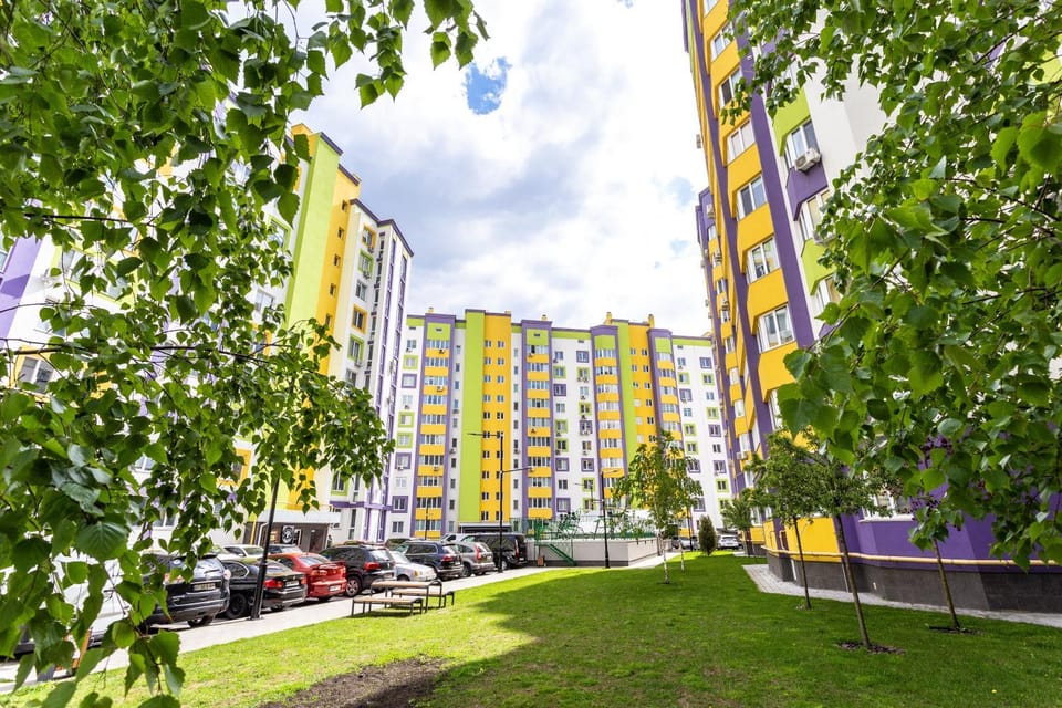 Property building, Spring, Day, Neighbourhood, Natural landscape, Garden view, Street view, Location, Parking