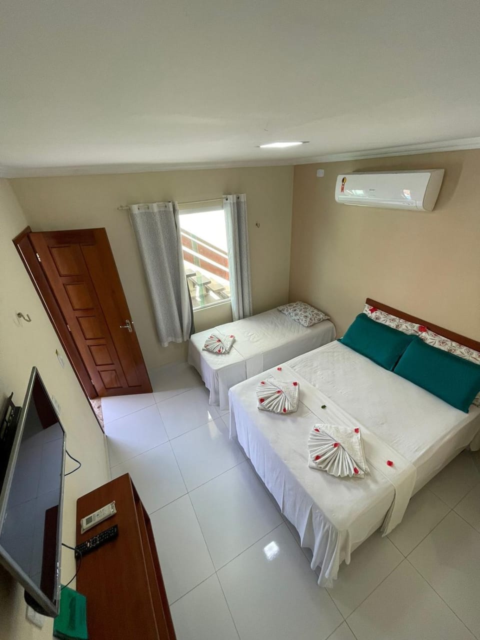 Bed, TV and multimedia, Photo of the whole room, Bedroom, hair dresser, towels