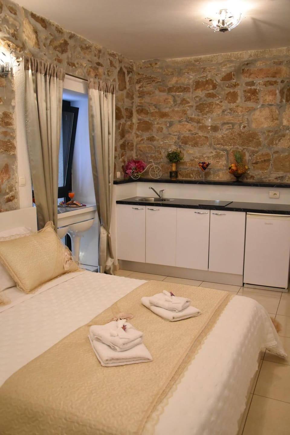 Bed, Kitchen or kitchenette, Bedroom, towels